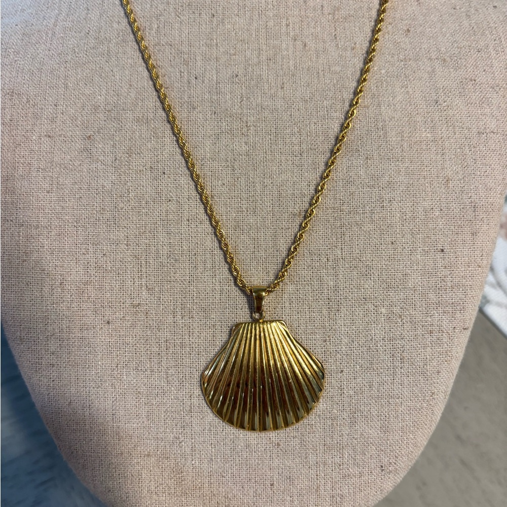Elegant Gold Shell Necklace - Picture 7 of 10